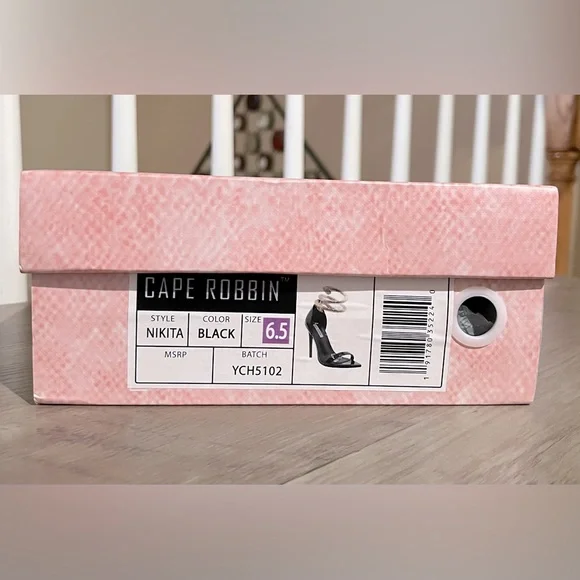 New Cape Robbin Black and Gold Women's Heels - Picture 8 of 8